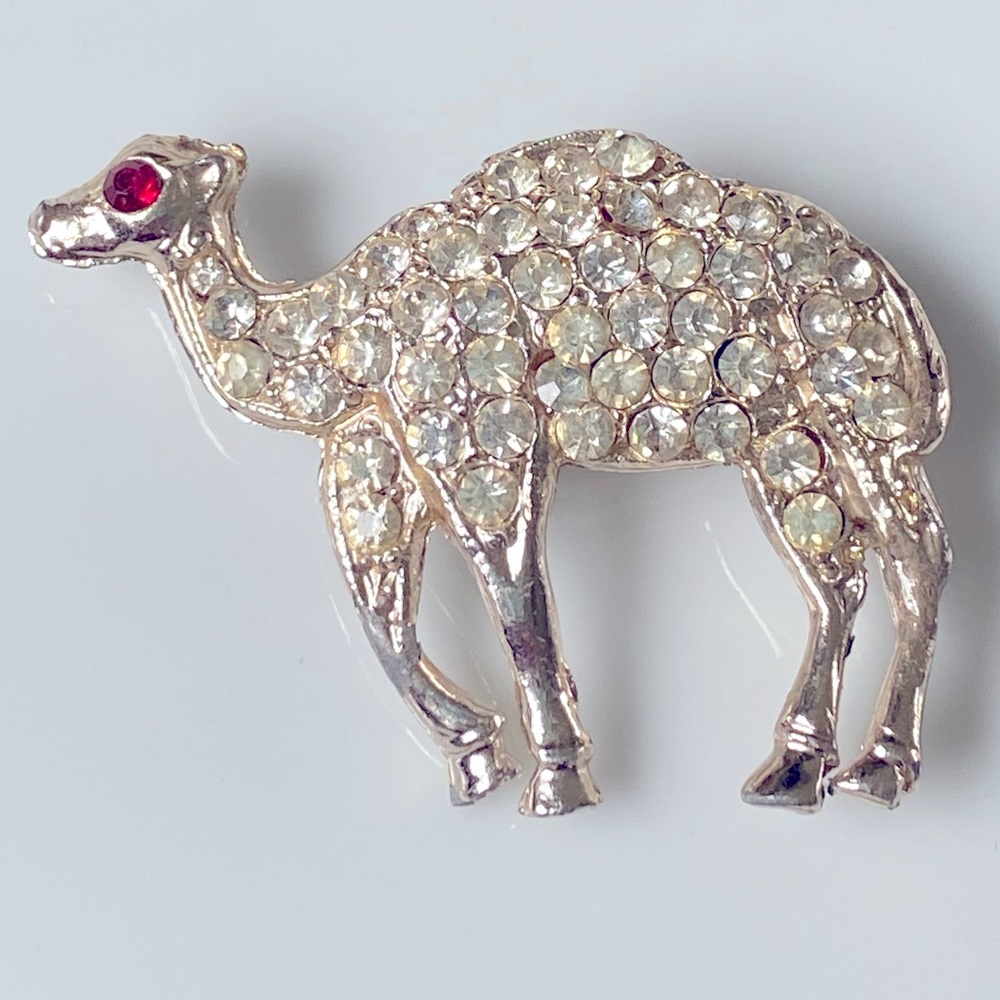 Vintage Camel Animal Women’s Silver Tone Red White Rhinestone Brooch pin